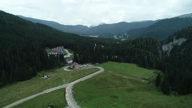 Stațiunea turistică fără gară și transport local, dar plină de gunoaie. Oficial: ”E în atenția noastră”