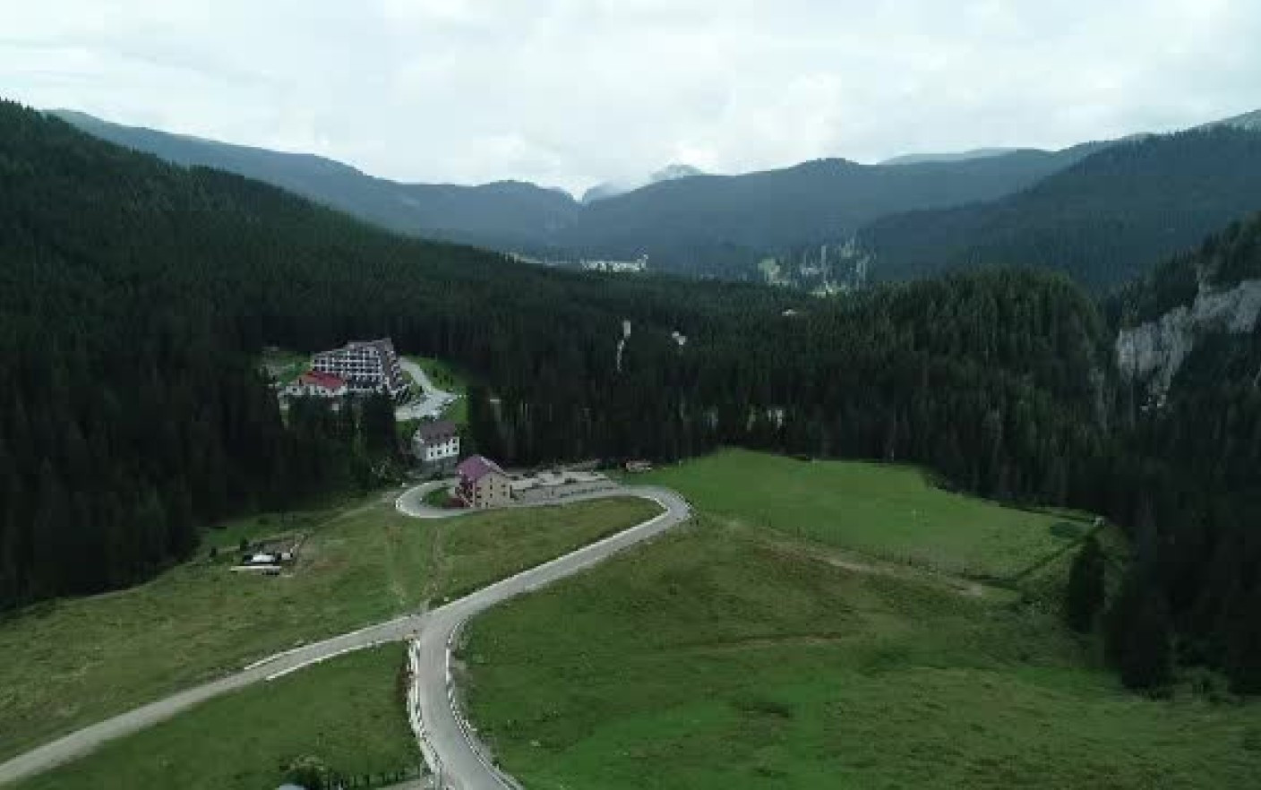 Stațiunea turistică fără gară și transport local, dar plină de gunoaie. Oficial: ”E în atenția noastră”