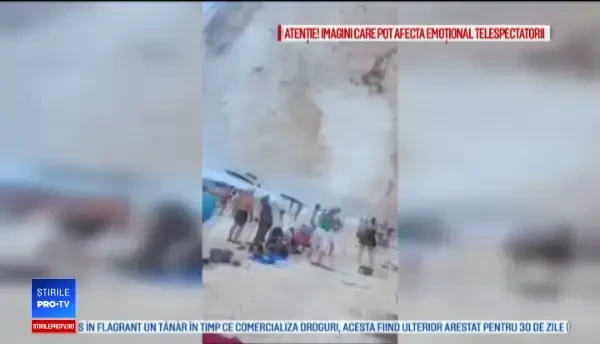Momentul în care o stâncă se prăbușește în Grecia, pe o plajă. Cel puțin 7 răniți