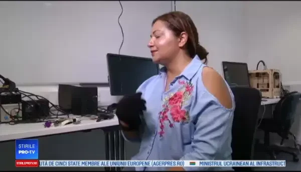 Mănuşa care traduce în cuvinte limbajul semnelor şi fereastra pentru nevăzători