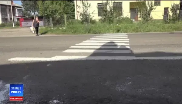 Românii care și-au făcut propria trecere de pietoni. Demonstrația unui localnic: E bună, uitați
