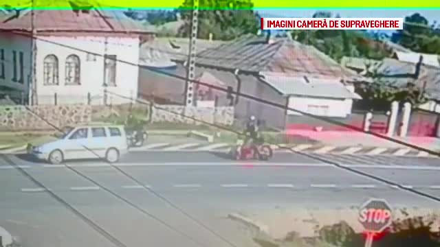 Impactul dintre un motociclist și o mașină, surprins de o cameră de supraveghere