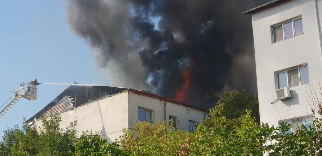 Incendiu la acoperişul unui bloc din centrul Focşaniului. Au intervenit patru autospeciale. VIDEO