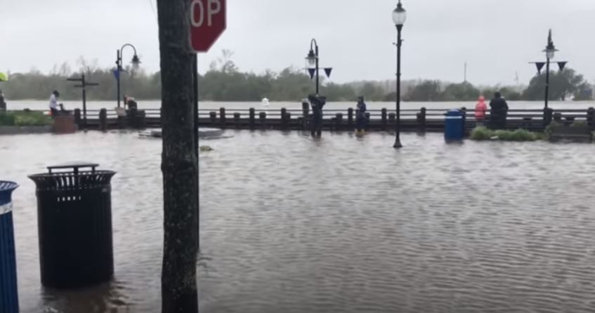 Imagini neobișnuite. Uraganul Florence a făcut ca un râu să curgă invers. VIDEO