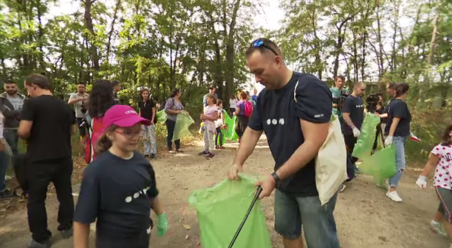 Tone de gunoaie adunate &icirc;n cadrul campaniei "Let's do it, Rom&acirc;nia". &rdquo;E dezastru aici&rdquo;