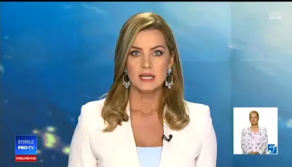 Impactul dintre un motociclist și o mașină, surprins de o cameră de supraveghere