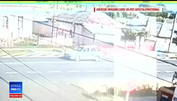 Momentul în care un motociclist e proiectat pe plafonul unei mașini. Accidentul, filmat