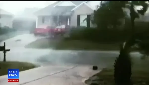 Uraganul Florence a făcut 5 morţi. Imaginea unor pompieri care se roagă în genunchi