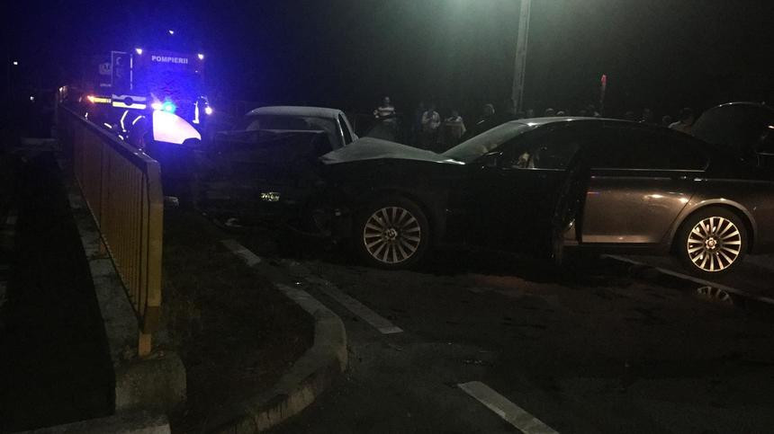 O mașină a intrat pe contrasens în Dolj și s-a ciocnit cu o alta. Cinci oameni au fost răniți. VIDEO