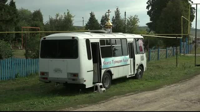 Un autobuz împodobit cu icoane și cu un altar amenajat înăuntru se plimbă prin Rusia