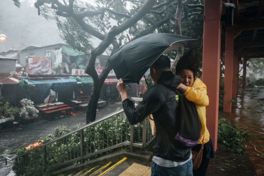 Momentul în care oamenii sunt luați pe sus de vânt în Filipine. 29 de morți în taifunul Mangkhut