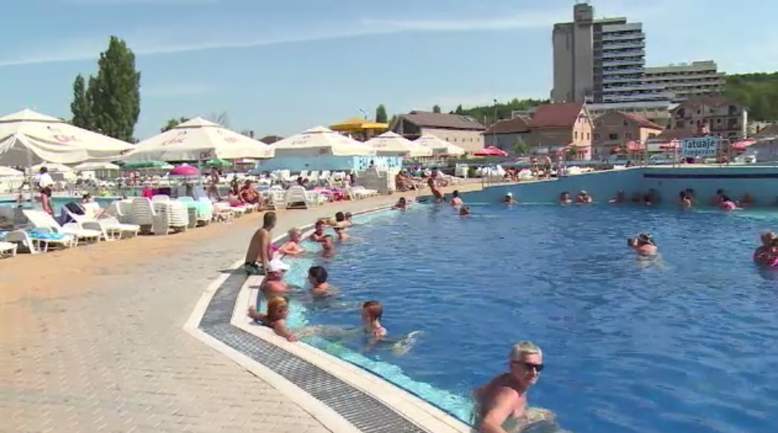 Vremea bună a adunat zeci de turiști la Băile Felix. ”Ne bucurăm că e căldura pe gratis”