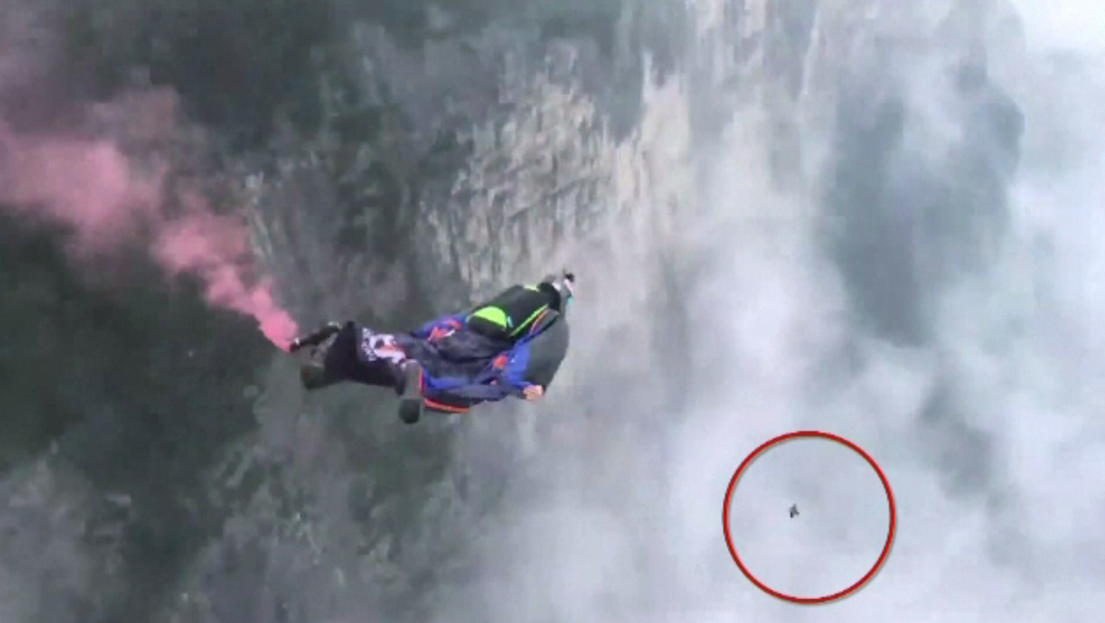 Un parașutist era să intre în coliziune cu o pasăre. Manevra care i-a salvat viața