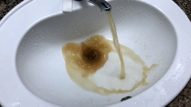 Un munte de prostie, partea III. Cum arată apa pe care o beau turiștii în Rânca şi cine sunt cei care au pus mâna pe teren