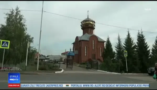 Un autobuz împodobit cu icoane și cu un altar amenajat înăuntru se plimbă prin Rusia