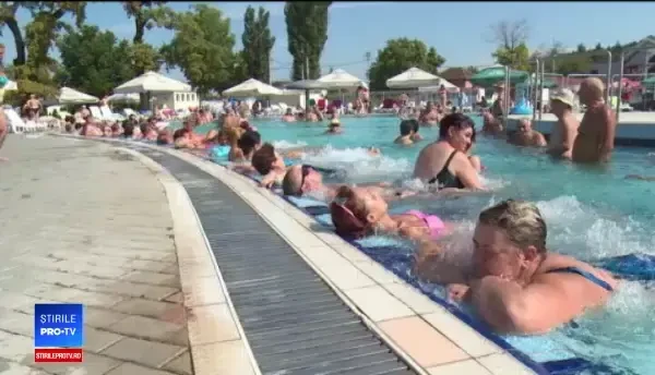 Vremea bună a adunat zeci de turiști la Băile Felix. Ne bucurăm că e căldura pe gratis