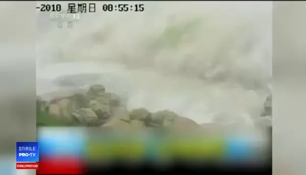 Taifunul Mangkhut. Momentul în care valuri uriaşe au lovit zgârie-norii din Hong Kong