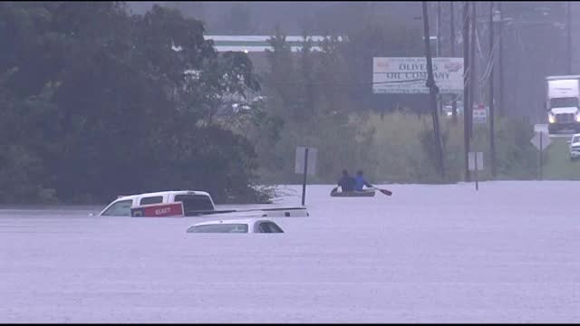 Viituri record aduse de furtuna Florence în Carolina de Nord. Un iaht din port a ajuns în fața unei case