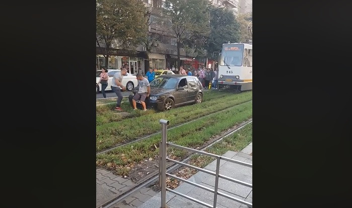 Pățania unui șofer care a încercat să fenteze traficul din București. VIDEO