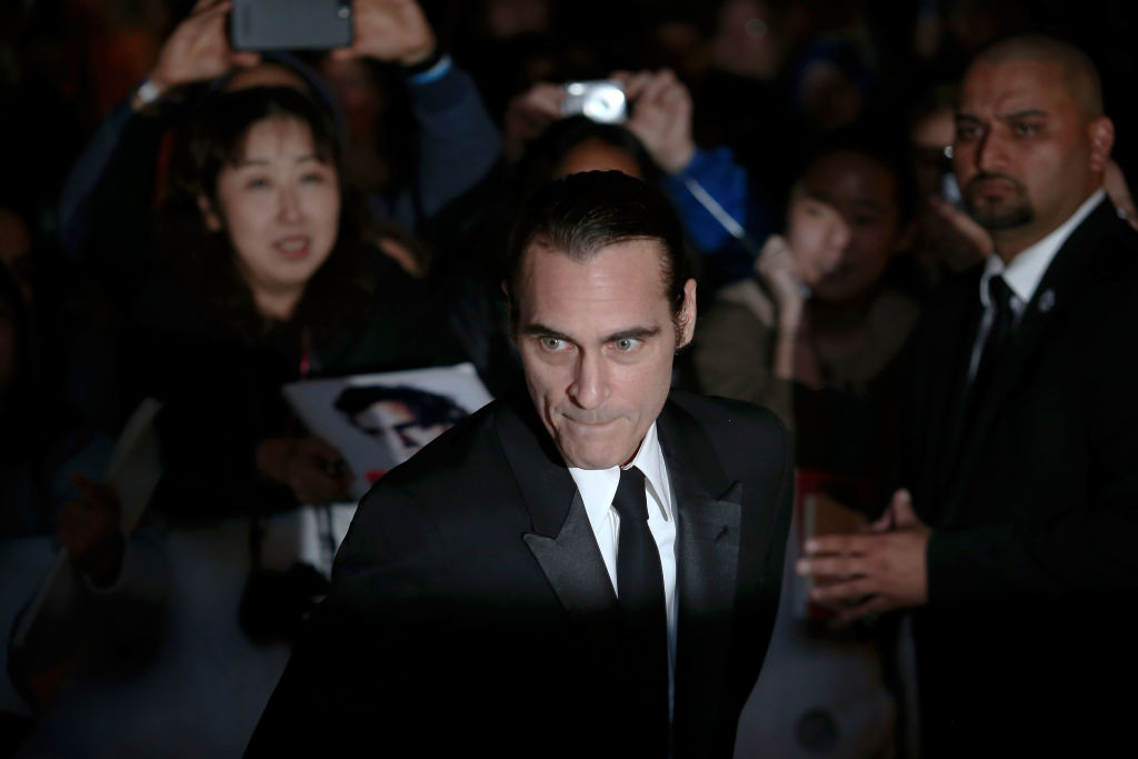 A apărut prima fotografie cu Joaquin Phoenix în rolul Jokerului. FOTO