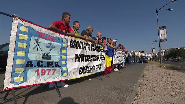 Cascadorii pensionați au protestat în fața Parlamentului: "Murim de foame"