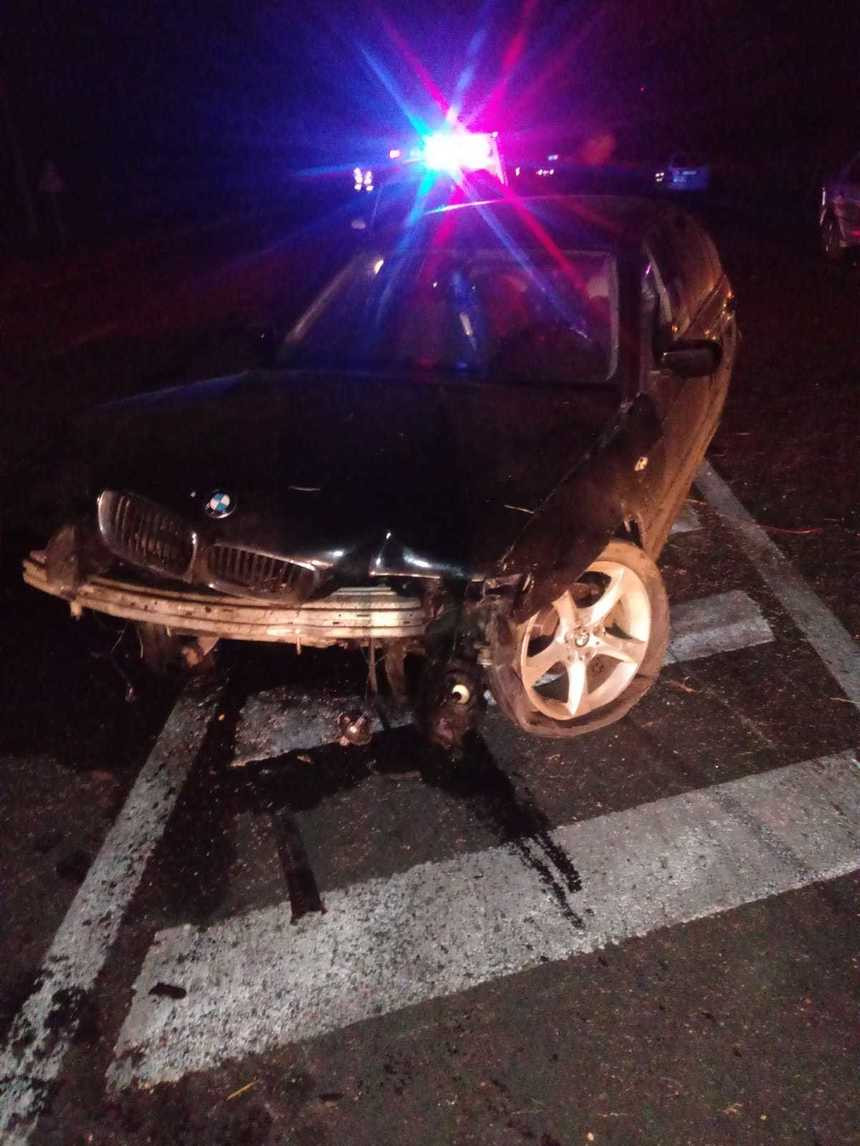 Accident cu 4 răniţi, în Dolj, după ce o maşină a intrat într-o fântână de beton