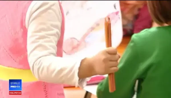 Învățământul gratuit e tot mai scump: părinții dau bani pentru zugrăvit, pază sau găleți