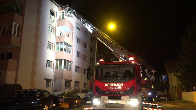 Incendiu violent într-un bloc din Alba Iulia. Două persoane au avut nevoie de îngrijiri medicale