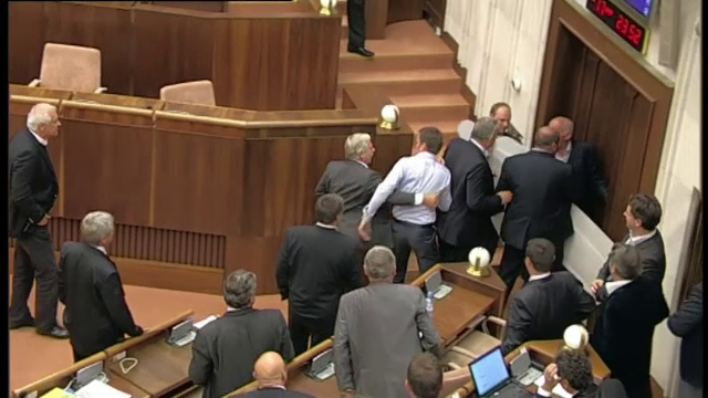 Parlamentarii slovaci care nu se comportă și îmbracă decent ar putea fi amendați cu 500 de euro