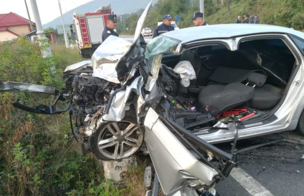 O femeie de 33 de ani a murit după ce a intrat cu maşina direct într-un TIR