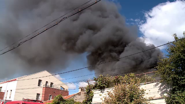 Incendiu într-un cartier de la malul mării. Pompierii au rămas fără apă în timpul intervenției