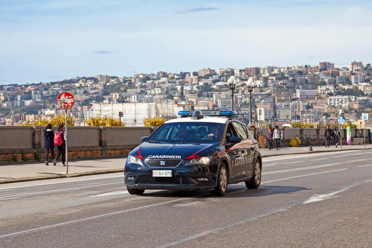 Un român din Italia și-a ținut fiul legat în lanțuri timp de două zile, fără mâncare și apă