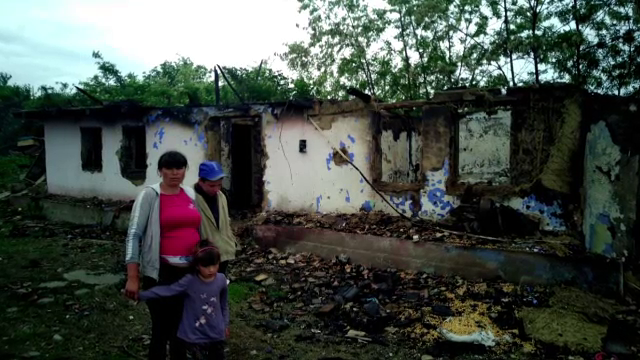 Trei copii sărmani vor avea din nou casa lor. Preotul a mobilizat toată comunitatea