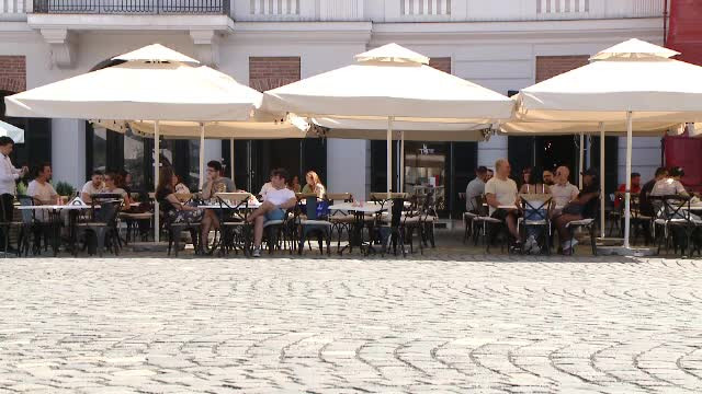 Vremea călduroasă îi ajută pe patronii teraselor. Când vine frigul