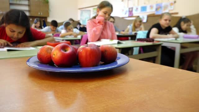 Cornul, laptele și mărul n-au ajuns încă în școli. Elevii de la sate rabdă de foame