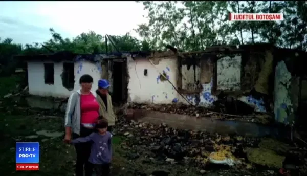 Trei copii sărmani vor avea din nou casa lor. Preotul a mobilizat toată comunitatea