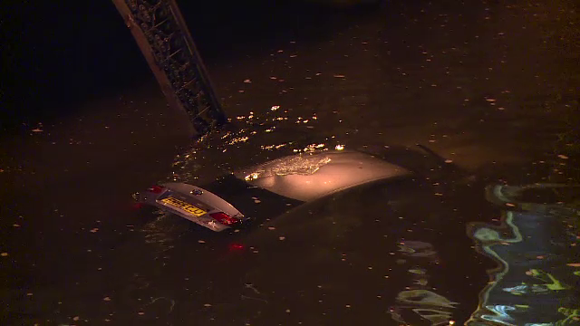 Un șofer a plonjat în Dâmboviţa la câteva ore după ce și-a cumpărat mașina. Filmul accidentului