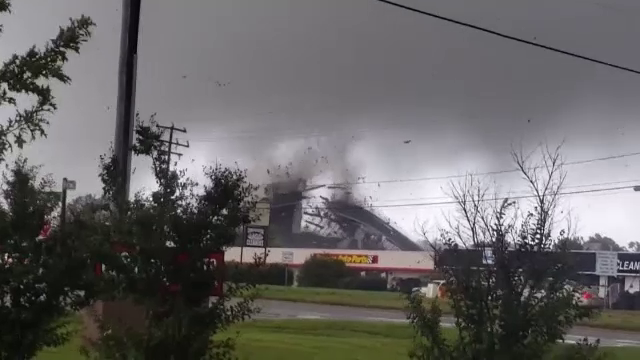 Momentul în care sediul unei firme din SUA este spulberat de o tornadă