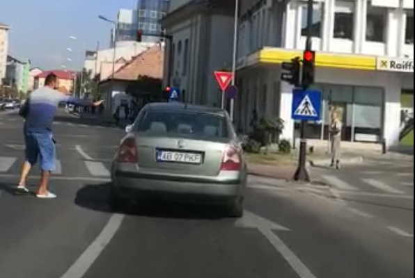 Șofer care conducea haotic, oprit după ce i-au spart geamul. Susține că are diabet