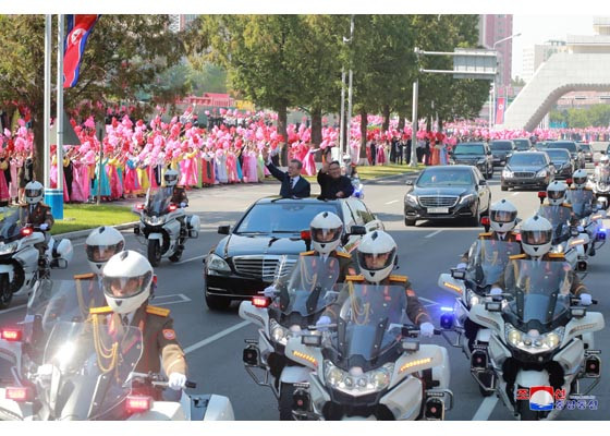 Mii de oameni înșirați pe străzi, scandând. Anunțul lui Kim Jong-un după summitul cu Moon Jae-in