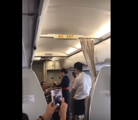 Motivul pentru care o stewardesă a fost concediată după ce a fost cerută în căsătorie, în timpul zborului