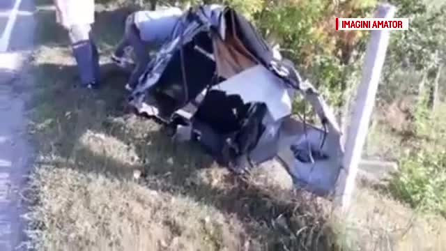 Mașina unui șofer de 19 ani s-a rupt în două, după ce s-a ciocnit de o autoutilitară