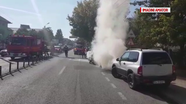Mașină în flăcări la Bistrița. Ce au descoperit oamenii legii