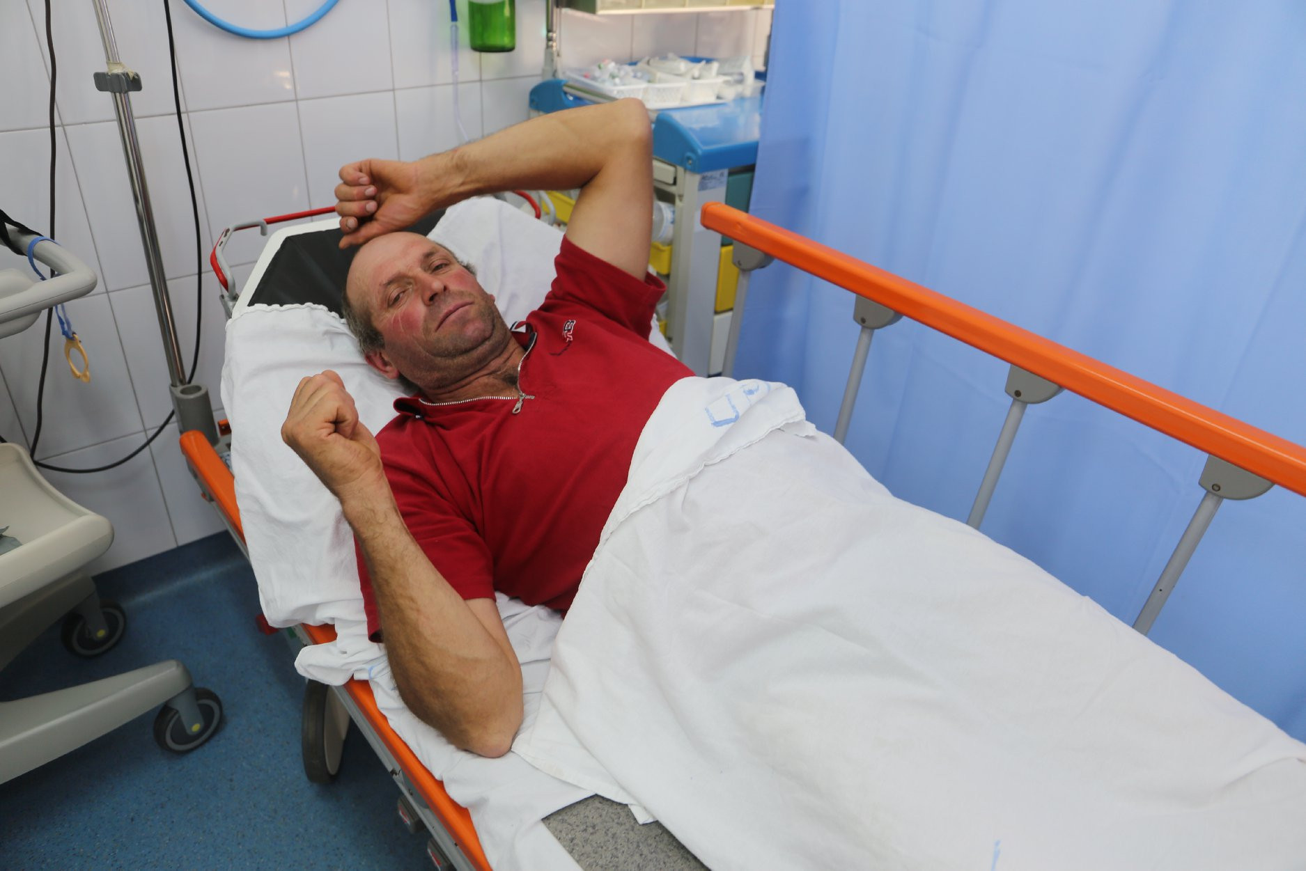 Un bărbat din Harghita susţine că a fost atacat de 8 urşi când mergea pe bicicletă