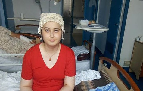 Apel pentru salvarea unei adolescente. Adela a fost diagnosticată cu tumoare pe creier