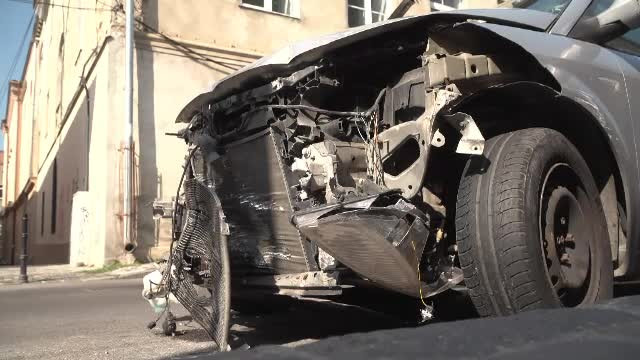 Un tânăr beat a furat maşina vecinei şi a produs 2 accidente. Ce făcea când l-au prins poliţiştii