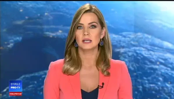 Mașina unui șofer de 19 ani s-a rupt în două, după ce s-a ciocnit de o autoutilitară