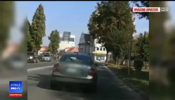 Șofer care conducea haotic, oprit după ce i-au spart geamul. Susține că are diabet