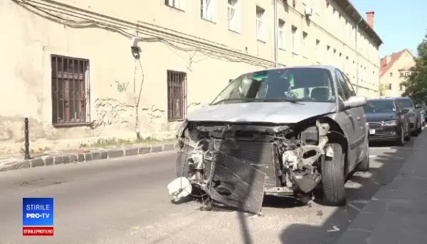 Un tânăr beat a furat maşina vecinei şi a produs 2 accidente. Ce făcea când l-au prins poliţiştii