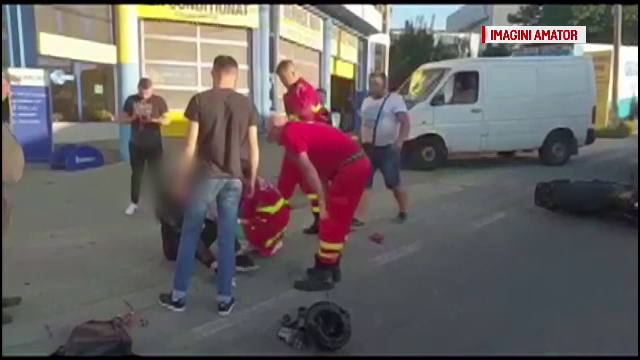 Motociclistă lovită de un microbuz, la Pitești. Manevra pe care nu a observat-o șoferul